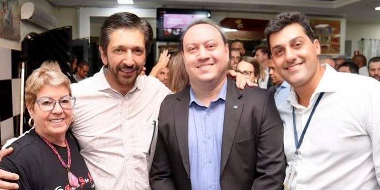 Roger Fildimaque ao lado do prefeito Ricardo Nunes - Crédito da Foto: Marcos Silva