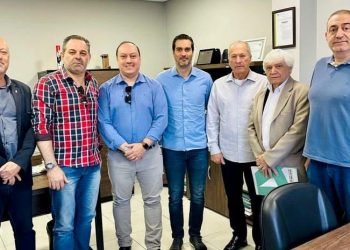 Representantes de entidades junto com Rafael Limonta, subprefeito em exercício de Itaquera