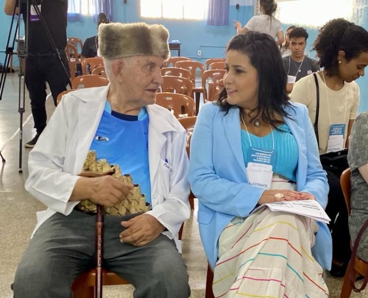 Padre Rosalvino e Marcela Arruda, secretária municipal de Gestão