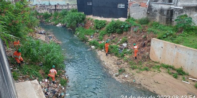Limpeza do Córrego do Rio Verde realizada no dia 24 de novembro