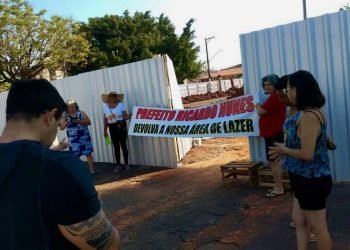 Moradores fazem manifestação em razão das obras continuarem na Praça Bom Pastor