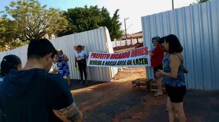 Moradores fazem manifestação em razão das obras continuarem na Praça Bom Pastor