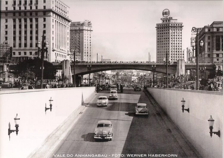 O Buraco do Ademar era a passagem em desnível subterrânea no Vale do Anhangabaú, na altura da Praça do Correio, sob a Avenida São João