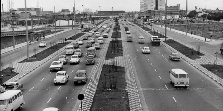 O projeto da via mais importante da Zona Leste foi apresentado em meados de 1945 pelo prefeito Prestes Maia, suas obras só foram iniciadas em 1957