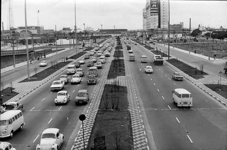 O projeto da via mais importante da Zona Leste foi apresentado em meados de 1945 pelo prefeito Prestes Maia, suas obras só foram iniciadas em 1957