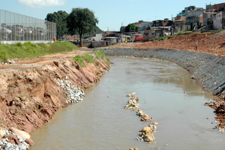 Córrego recebe obras em São Miguel Paulista