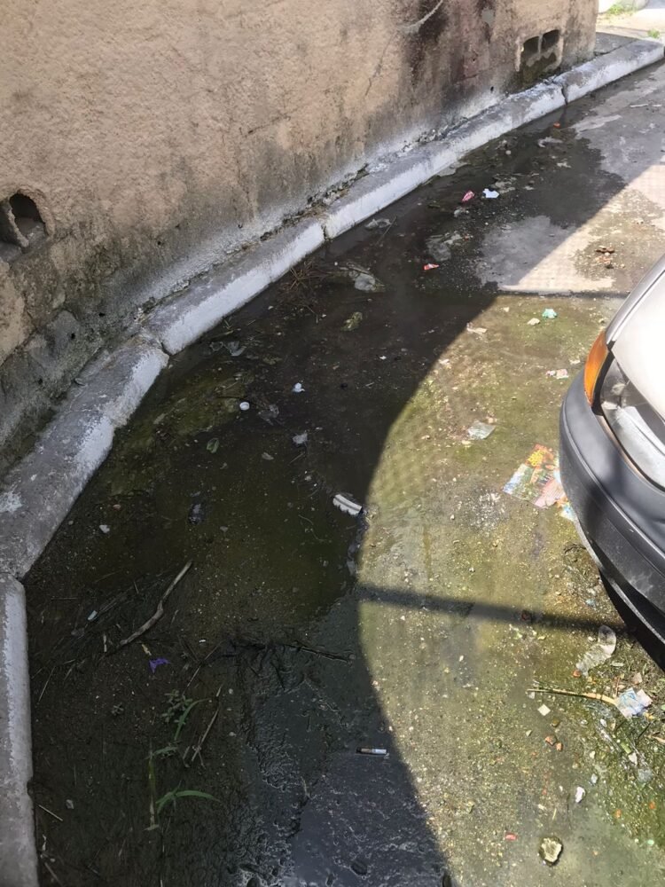 Esgoto em frente à escola na Cidade AE Carvalho