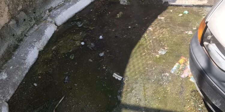 Esgoto em frente à escola na Cidade AE Carvalho