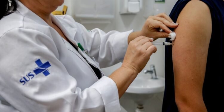 O município recebeu 124.216 doses do imunizante do Governo do Estado