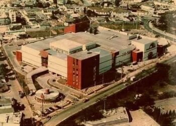 Vista aérea do terreno onde encontra-se o Shopping Artur Alvim, fechado desde 1994