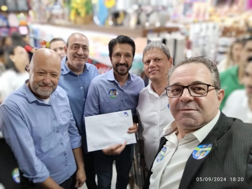 Ricardo Nunes com integrantes da CDL Itaquera