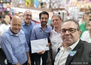 Ricardo Nunes com integrantes da CDL Itaquera