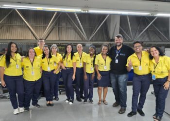 O conselheiro Anderson Rodrigues com equipe de atendentes do Atende de Itaquera