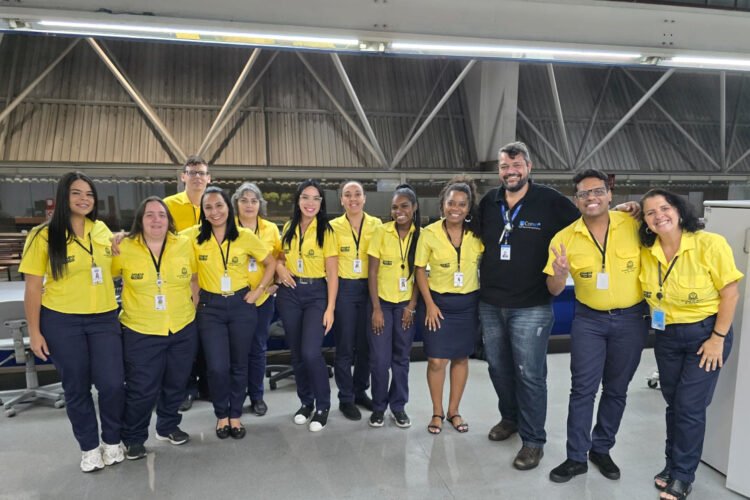 O conselheiro Anderson Rodrigues com equipe de atendentes do Atende de Itaquera