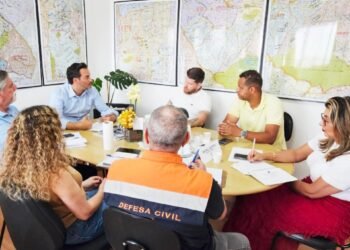 Rafael Limonta na sede da Subprefeitura Itaquera, em reunião sobre plano de emergência