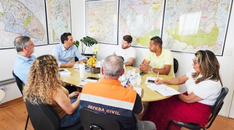 Rafael Limonta na sede da Subprefeitura Itaquera, em reunião sobre plano de emergência