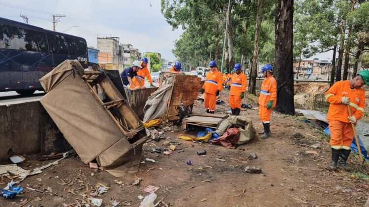 Prefeitura realiza limpeza e desfazimento de abrigos às margens do Córrego Jacu-Pêssego
