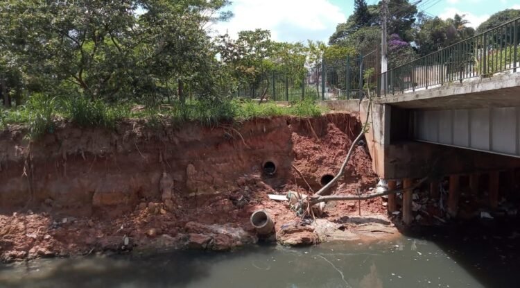 Erosão e Interdição na Rua Castelo do Piauí Preocupam Moradores em Itaquera
