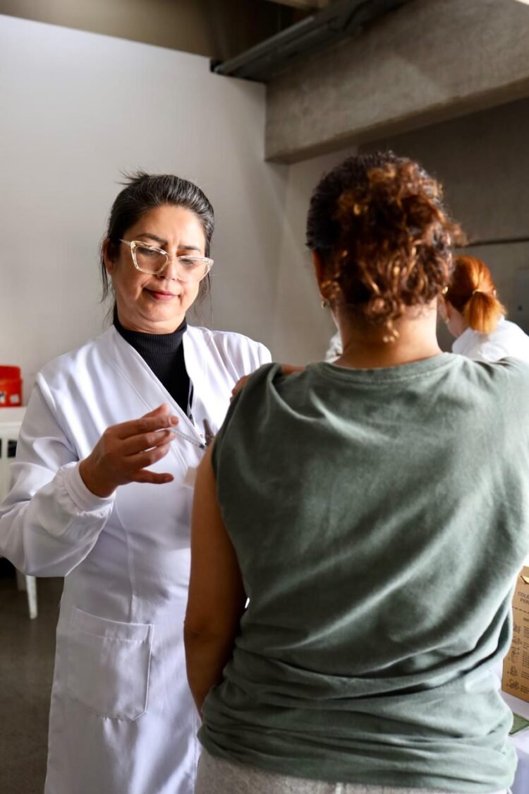 Saúde aplica mais de 1.200 doses no primeiro sábado de multivacinação nos CEUs