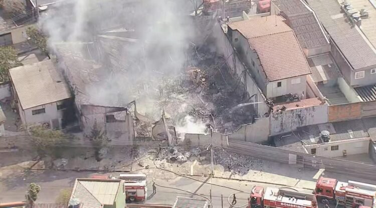 Incêndio destrói fábrica em Cidade Líder