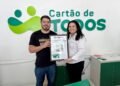 Subprefeito recebe quadro com capa histórica do Jornal Desenvolve Itaquera