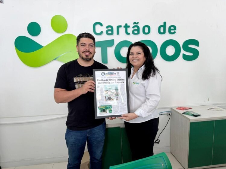 Subprefeito recebe quadro com capa histórica do Jornal Desenvolve Itaquera