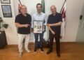 Subprefeito recebe quadro com capa histórica do Jornal Desenvolve Itaquera