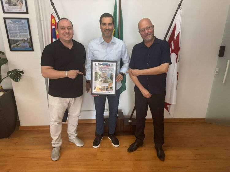 Subprefeito recebe quadro com capa histórica do Jornal Desenvolve Itaquera
