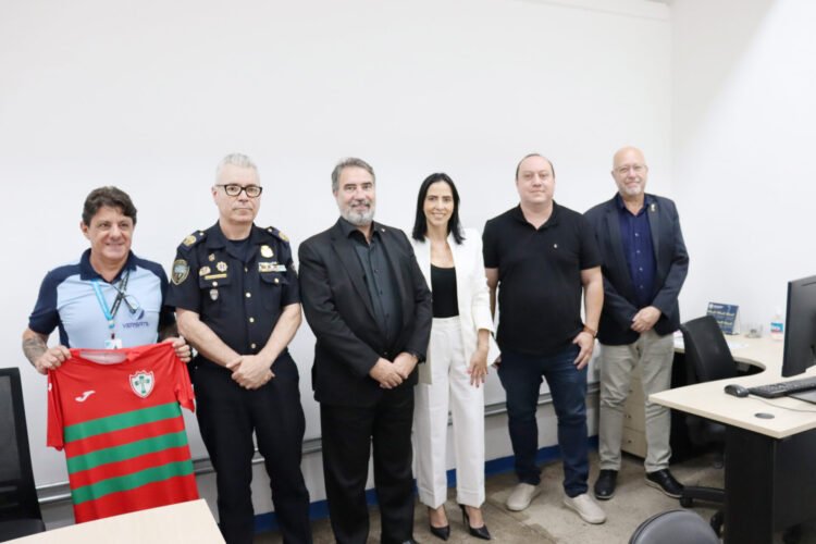 Presidente da Portuguesa é homenageado pela GCM em Itaquera