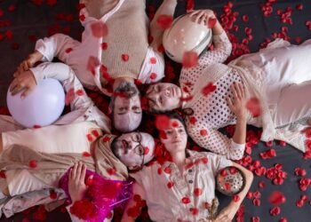 Espetáculo “Churrasco Grego: nunca não é sobre o amor” estreia no Sesc Itaquera com reflexões sobre afetos contemporâneos