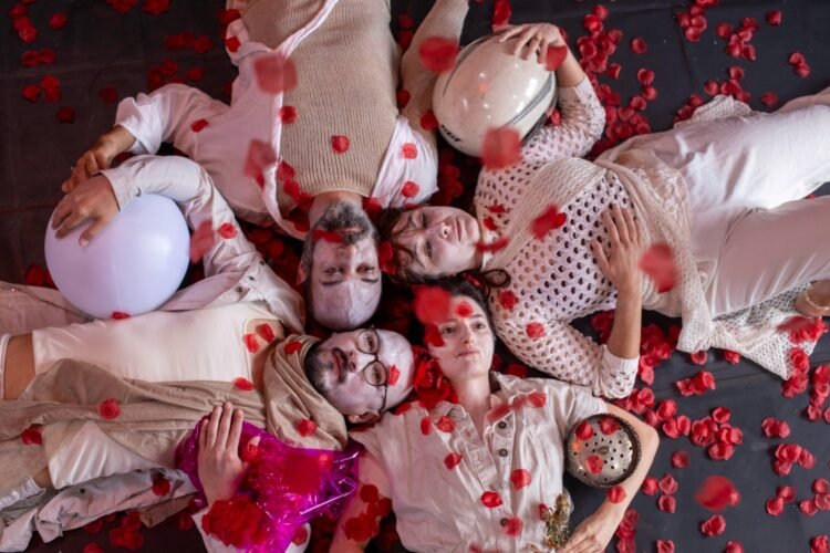 Espetáculo “Churrasco Grego: nunca não é sobre o amor” estreia no Sesc Itaquera com reflexões sobre afetos contemporâneos