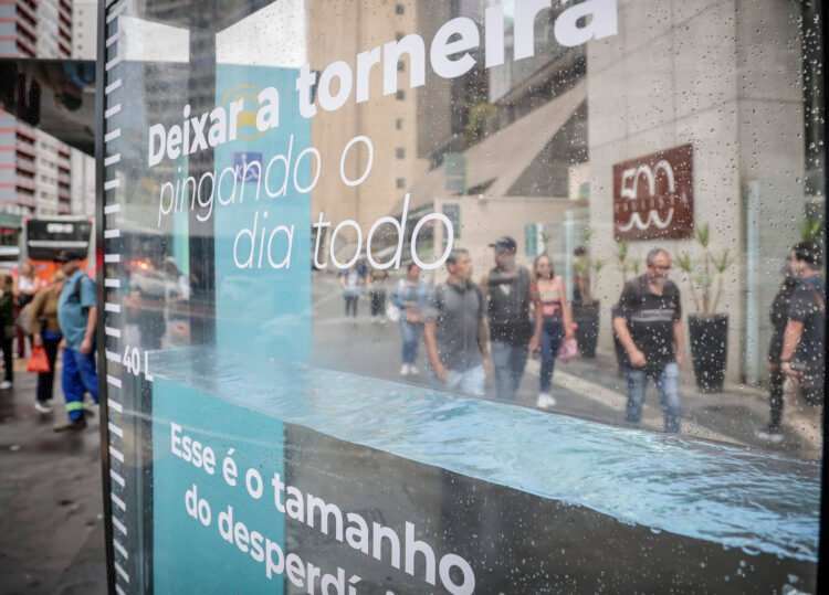 ‘Aquário’ na Paulista alerta para desperdício de água