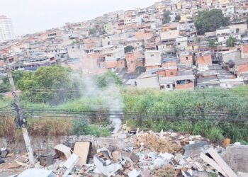 Ponto viciado na Rua São Félix do Piauí volta a acumular entulho