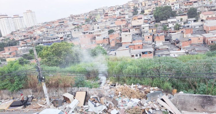 Ponto viciado na Rua São Félix do Piauí volta a acumular entulho