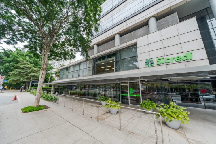 Sicredi expande soluções de câmbio e comércio exterior