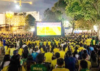 Zona Leste torce unida: telão na Praça Brasil reúne moradores de Itaquera para o jogo do Brasil