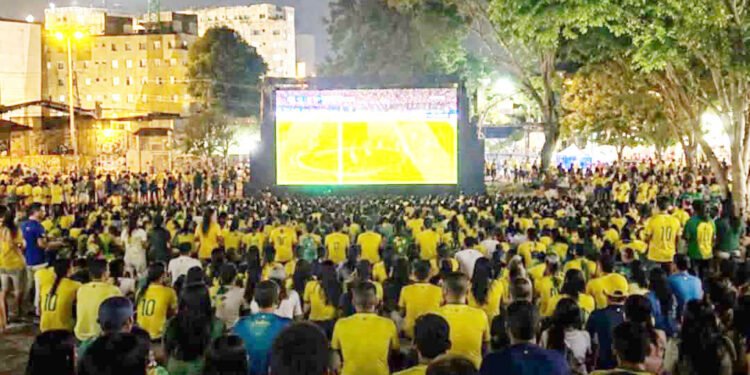 Zona Leste torce unida: telão na Praça Brasil reúne moradores de Itaquera para o jogo do Brasil