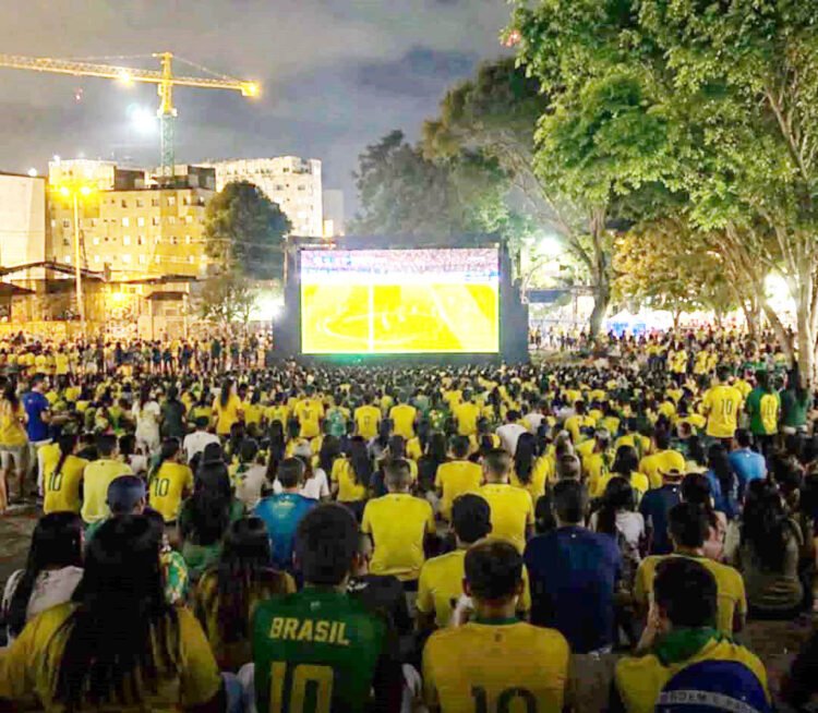 Zona Leste torce unida: telão na Praça Brasil reúne moradores de Itaquera para o jogo do Brasil