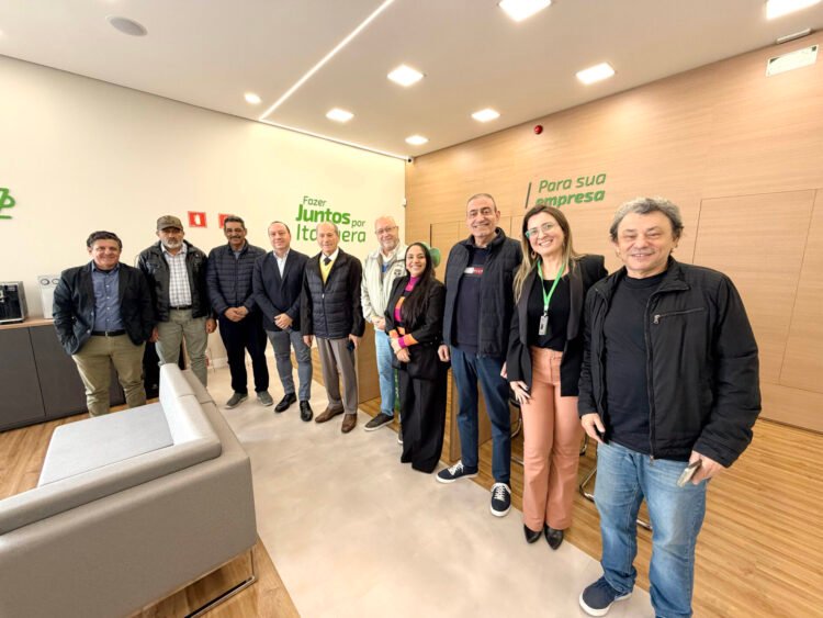 Associados conhecem os benefícios da parceria entre CDL Itaquera e Sicredi