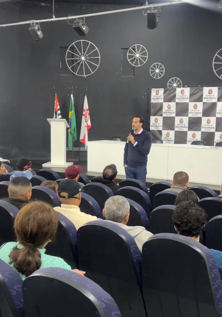 Rafael Limonta promove diálogo e orientação com ambulantes de Itaquera