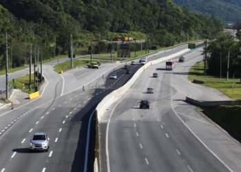 Governo de SP amplia obras na Padre Manoel da Nóbrega para melhorar acessos e segurança no litoral