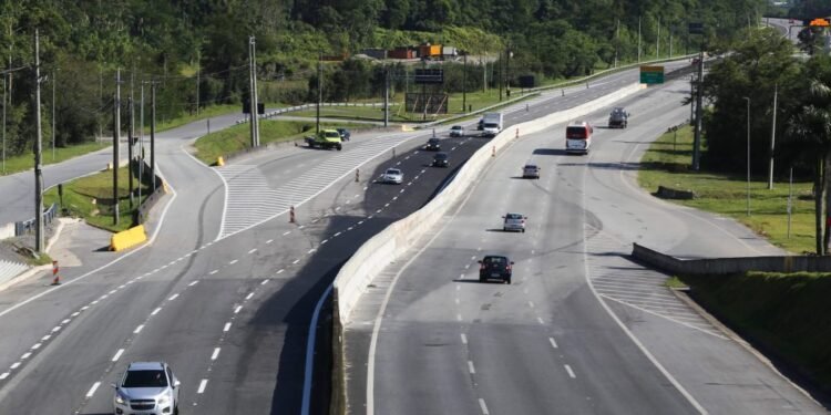Governo de SP amplia obras na Padre Manoel da Nóbrega para melhorar acessos e segurança no litoral